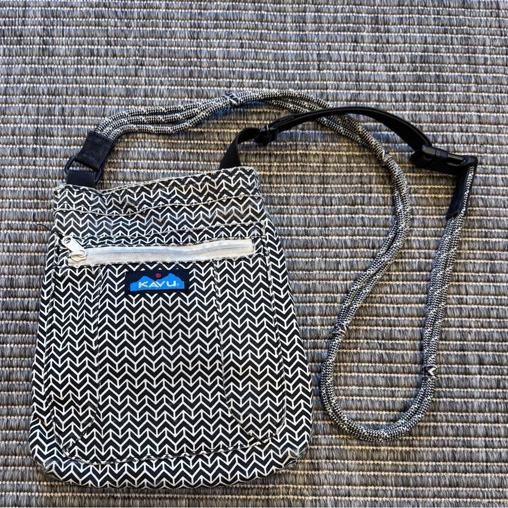 Kavu Keepalong  Zigzag Crossbody Belt Bag
